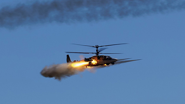 VIDEO: Ukrajinci sestřelili ruský vrtulník Ka-52, piloty na zemi dobily drony