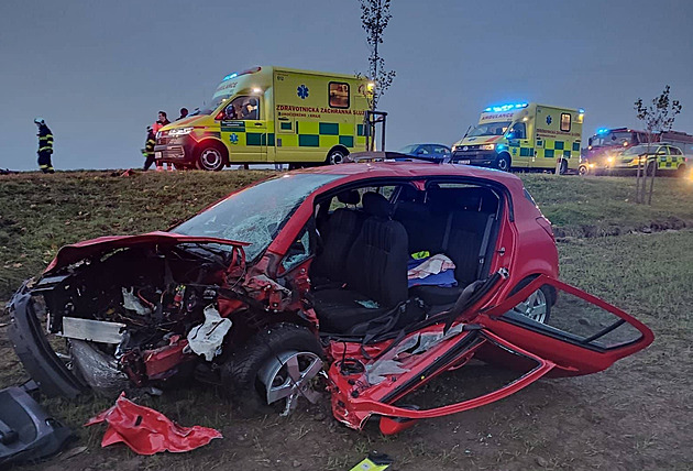 Při nehodě tří aut u Cehnic zemřel člověk, dva jsou zranění
