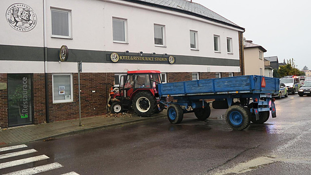 Traktor bez řidiče ujel dvě stě metrů, proboural se do hotelových toalet