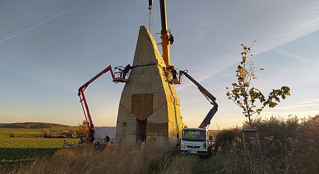 Obří trpaslík dostal čepici. Hotová socha měří 11 metrů a váží 200 tun