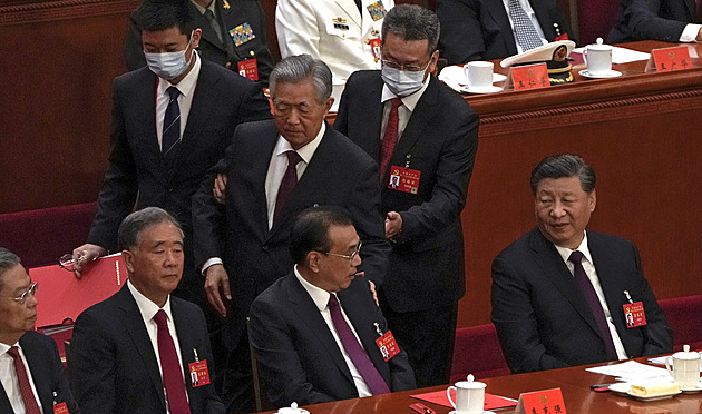 Čínský vůdce Si čistí vedení strany. Zbavil se premiéra, exprezidenta vyvedli