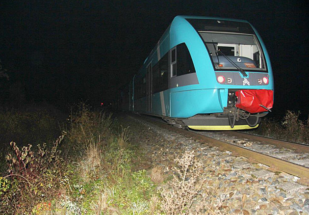Vlak zachytil tři muže ležící u kolejí, patrně migranty. Jeden zemřel