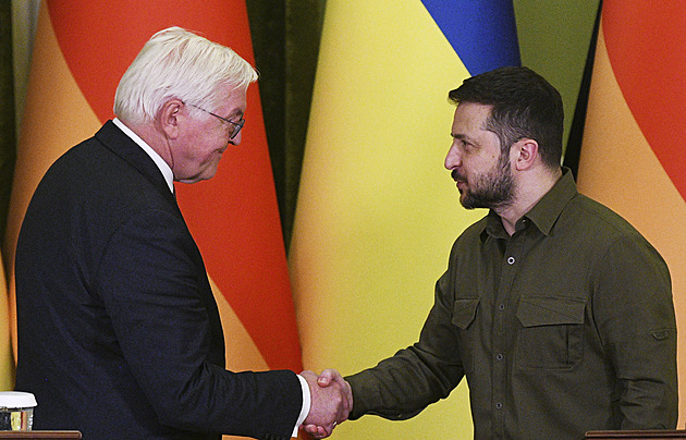 Německý prezident v Kyjevě oznámil další pomoc, zažil i letecký poplach