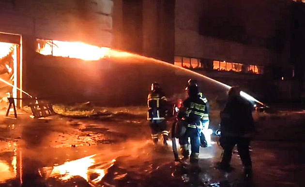 Obří plameny ničí sklad v Petrohradu, na místo povolali požární vlak
