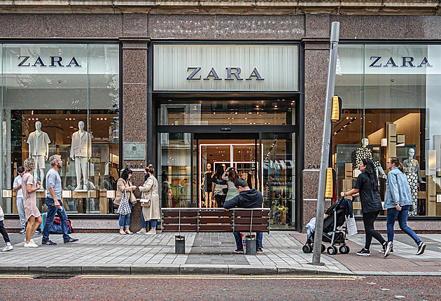 Zara jde do second handu. Nošené kousky z šatníku opraví nebo přeprodá