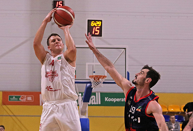 Basketbalisté Olomoucka čekají stále na výhru i na trenéra