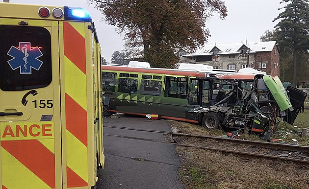 Ve Vrchlabí se srazil elektrobus s projíždějícím vlakem, tři lidé jsou zranění