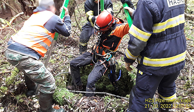 Pes spadl do osm metrů hluboké studny, spustil se pro něj hasič na laně