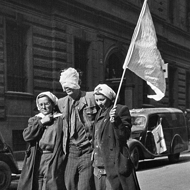 Válka mrtvých: Jak se zabití vojáci střídají v zapomenutí. Před osmdesáti lety i dnes