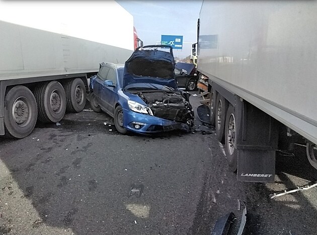 Hromadná sráka automobil a kamion na obchvatu Olomouce na D35 ped kruhovým...