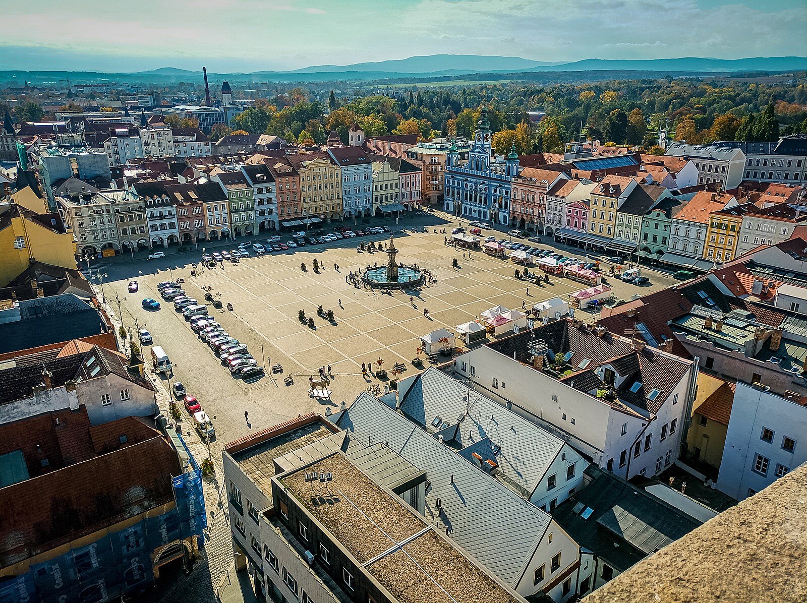 Přes náměstí jezdí méně aut, ale doprava zhoustla v okolních uličkách -  iDNES.cz