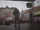 V Brn� lid� demonstruj� za demisi vl�dy Petra Fialy. Vystoupil p�edseda SPD...
