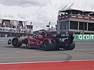 Carlos Sainz z Ferrari se roztoil po kolizi s Georgem Russellem z Mercedesu...