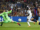 Sadio Mané z Bayernu (uprosted) stílí gól proti Barcelon.