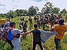 Skupina voják mla za úkol vymýtit pole s kokou u vesnice Los Cuervos v...
