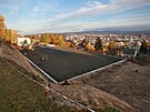 Za sportovn�m are�lem St�elnice v Jablonci nad Nisou roste nafukovac� hala,...