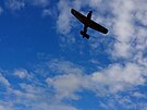 Historick� letoun Miles Magister p�el�tl nad obc�, kde vyr�stal letec RAF