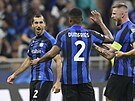 Fotbalisté Interu Milán se radují z vedoucího gólu v zápase Ligy mistr s...