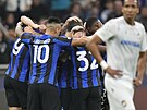 Fotbalisté Interu Milán slaví vedoucí gól v utkání Ligy mistr proti Plzni.