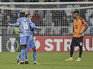 Slávistití fotbalisté Ondej Lingr a Moses Usor se radují z vedoucího gólu v...