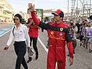 Jezdec Ferrari Carlos Sainz zdraví fanouky po kvalifikaci.