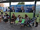 Pedvolební kampa je v Izraeli v plném proudu. Z plakát zde na obany shlíí...