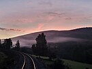 Svítání mezi stanici Branná a Ostruná  pohled z kabiny lokomotivy 750.7,...