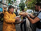 Lidé ekají na jídlo rozdávané dobrovolníky v charkovské tvrti Saltivka, jedné...