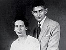 Propraský Nmec a pojiovák Franz Kafka se snoubenkou Felice Bauerovou, s ní...