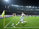 Filip Kosti z Juventusu rozehrává roh bhem zápasu proti Lecce.