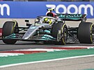 Lewis Hamilton závodí na okruhu v americkém Austinu.
