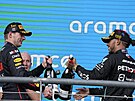 Max Verstappen (vlevo) a Lewis Hamilton slaví první a druhé místo ve Velké cen...