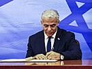 Izraelský premiér Jair Lapid podepisuje dohodu o námoní hranici s Libanonem....