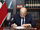 Libanonský prezident Michel Aún podepisuje dohodu o námoní hranici s Izrealem....