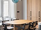 idle u jídelního stolu jsou dílem výcarského architekta Pierra Jeannereta z...