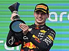 Max Verstappen z Red Bullu s trofejí pro vítze Velké ceny USA F1.
