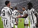 Moise Kean (vpravo) slaví se spoluhrái z Juventusu gól.
