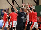 Slávistití basketbalisté a jejich trenér Pavel Bene slaví výhru nad Nymburkem.