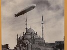 Vzducholo Graf Zeppelin letc nad Citadelou, Khira, 1930. Vstava fotografi...