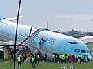 Letadlo na Filipínách pejelo dráhu, urazilo pední ást