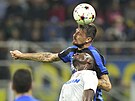 Francesco Acerbi, obránce Interu Milán, hlavikuje ped plzeským útoníkem...