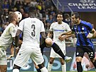 Henrich Mchitarjan z Interu MIlán (. 22) dává hlavou úvodní gól utkání Ligy...