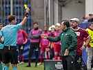 Hlavní arbitr Giorgi Kruavili udílí v utkání mezi Slováckem a Kölnem lutou...