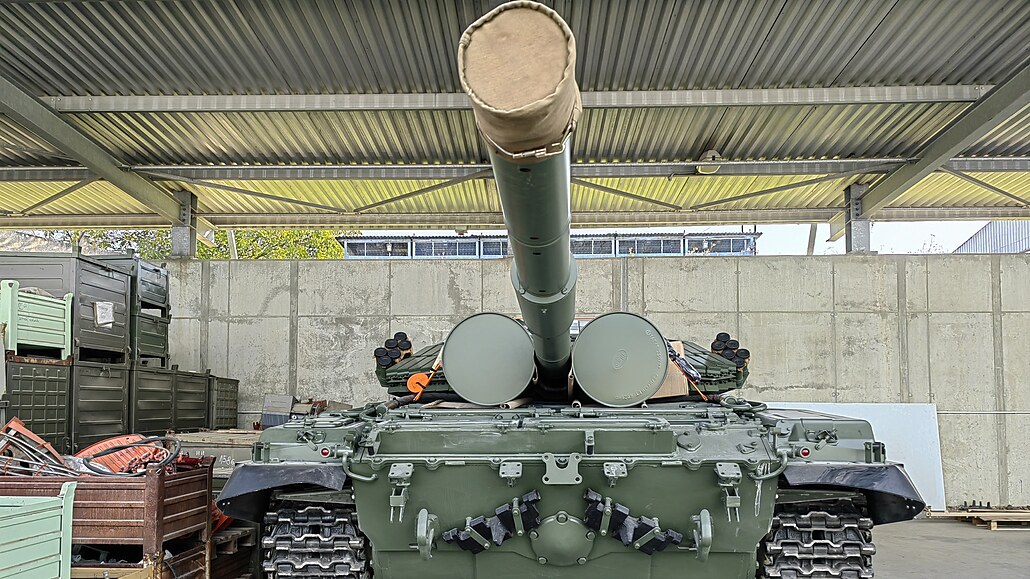Modernizovaný tank T-72 M1 "Tomáš". Věž je zafixována v zadní poloze pro...