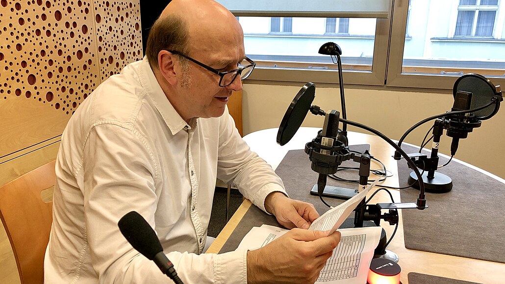 Herec a dabér Jan Vondrá�ek namlouvá hlá�ení do voz� MHD v Praze. (24. �íjna...