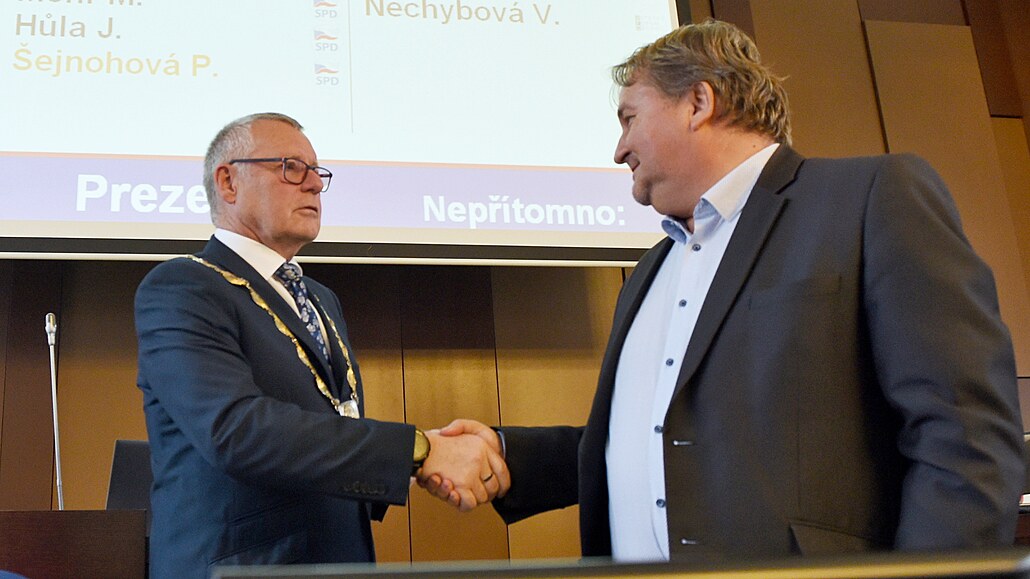 Primátor Ústí nad Labem Petr Nedv�dický (ANO) (vlevo) s Pavlem To�ovským. (24....