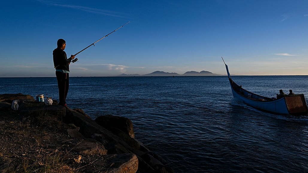 Ryb v Indonésii ubývá, rybám to znemouje obivu.