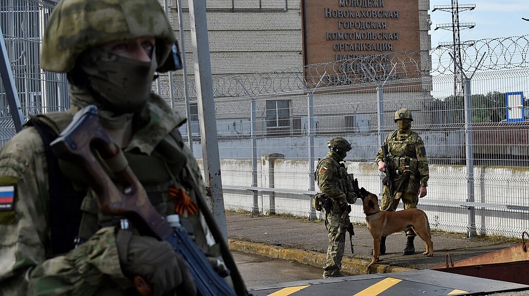 Rutí vojáci stráí Kachovskou vodní elektrárnu. 