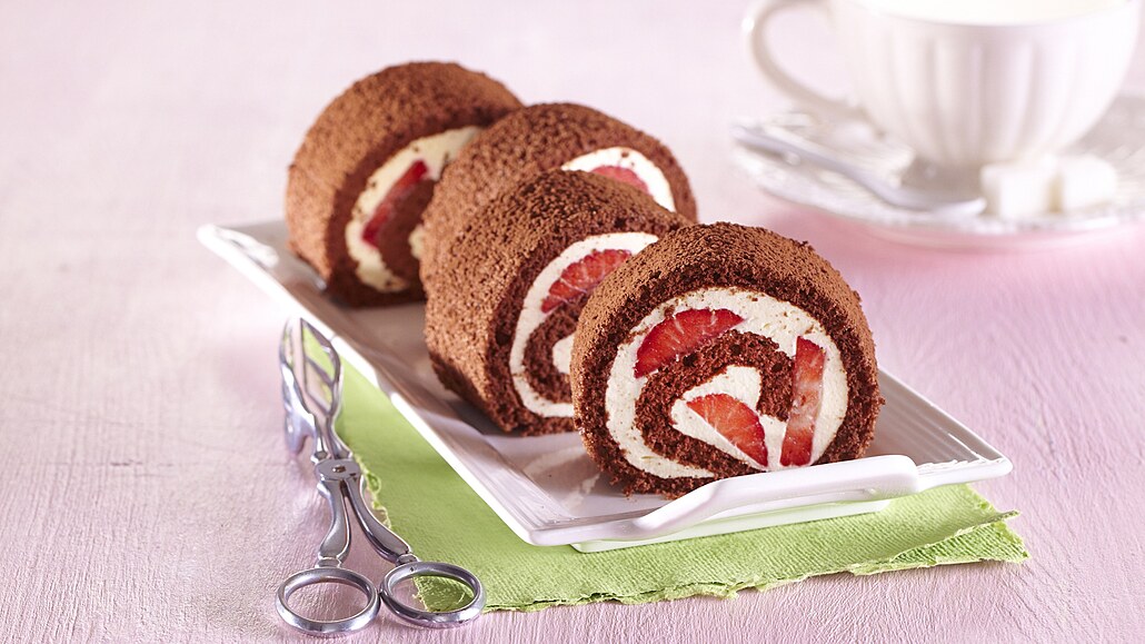 Čokoládová roláda s mascarpone, jahodami a žloutkovým krémem – Božská ...