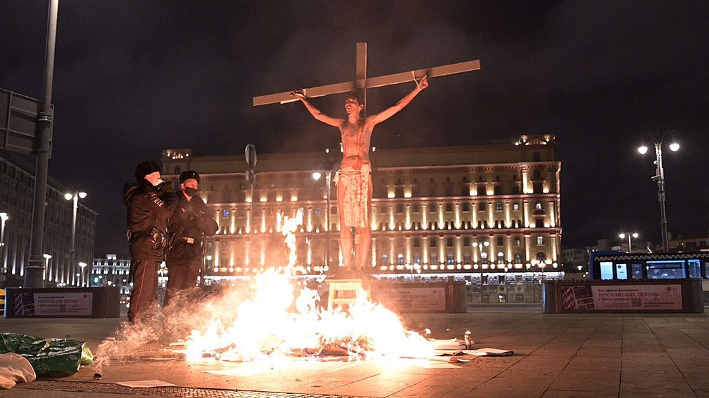 V listopadu 2020 se nechal um�lec Pavel Krisevi� symbolicky �uk�i�ovat� p�ed...